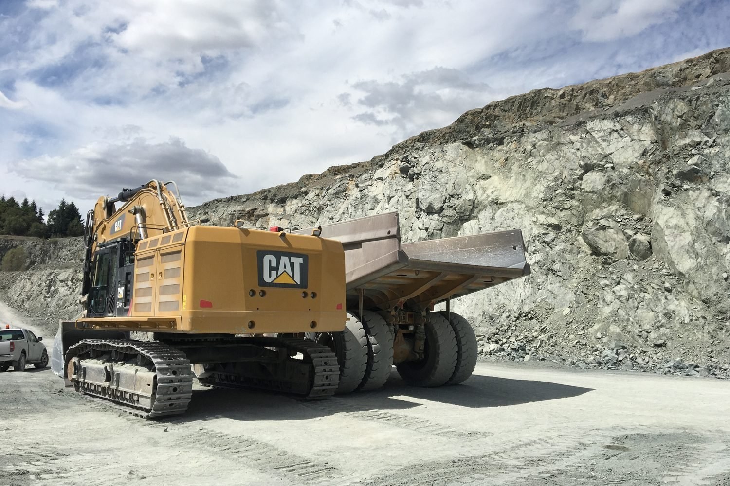 Caterpillar 775E and 374F at a quarry in France