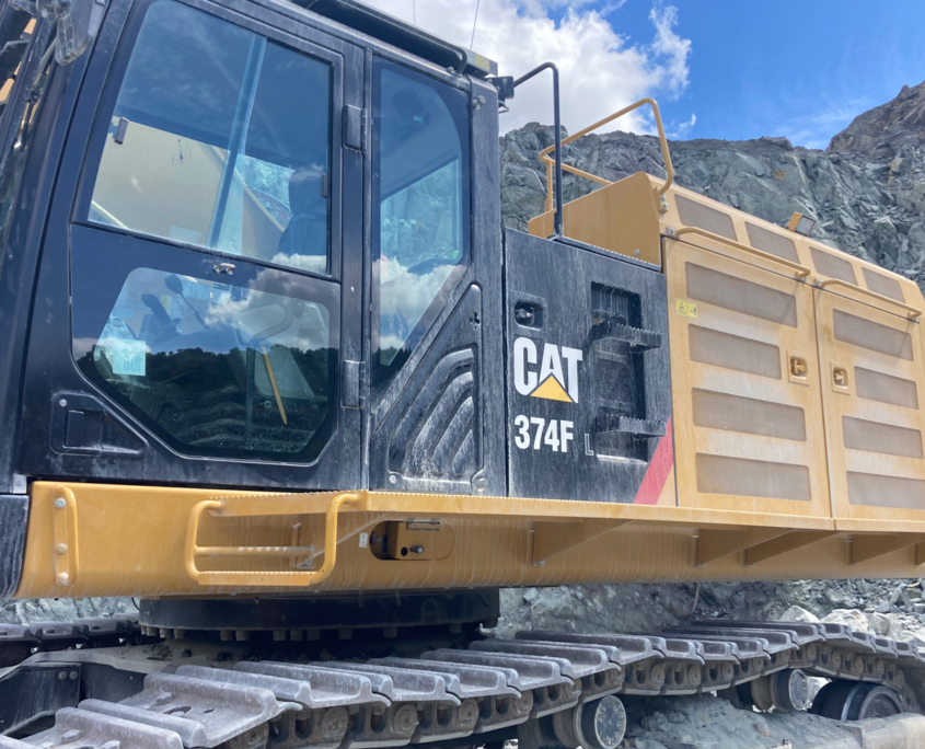 Cat 374F in France - Overseas recruitment of Cat Field Service Engineers - International recruitment Caterpillar Field Service Fitters for New Caledonia