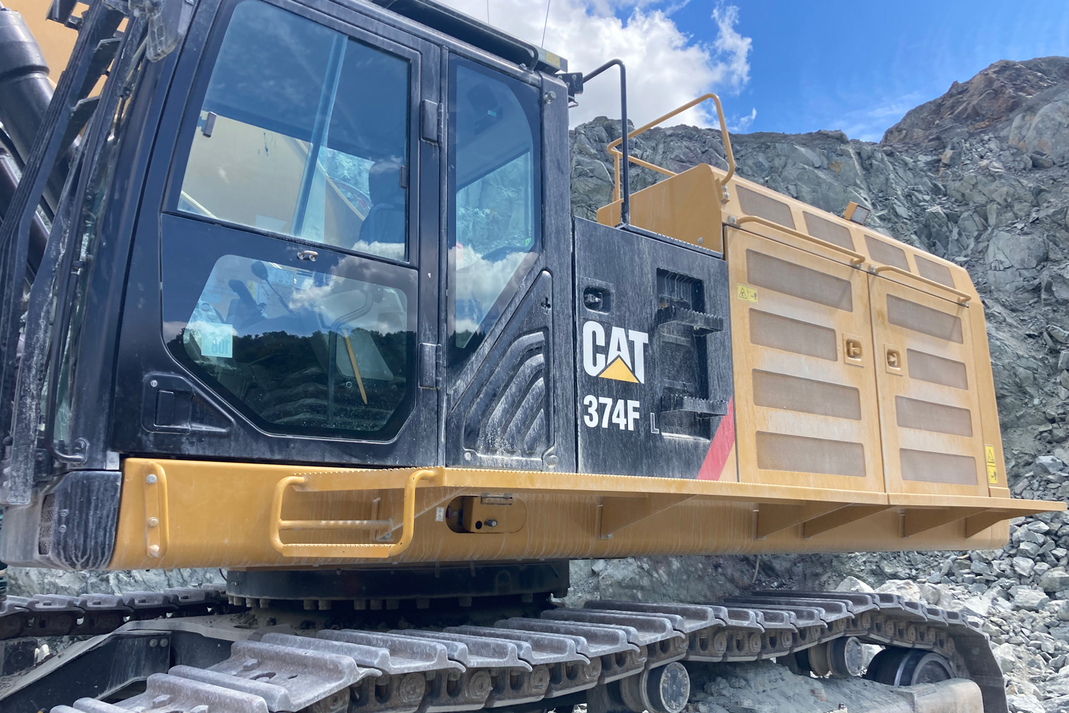 Cat 374F in France - Overseas recruitment of Cat Field Service Engineers - International recruitment Caterpillar Field Service Fitters for New Caledonia