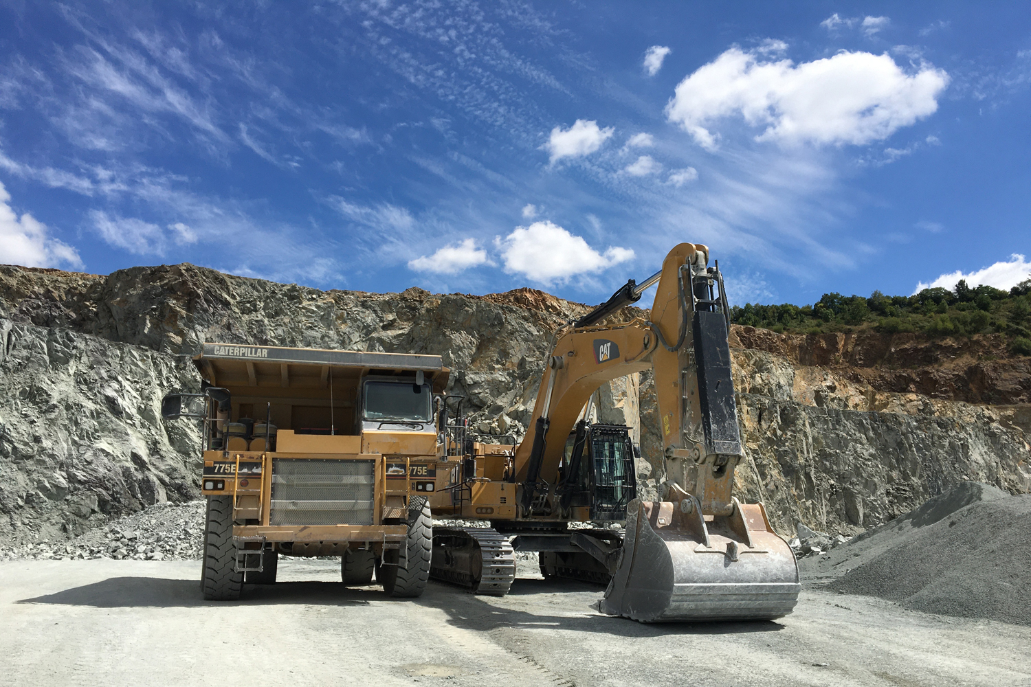 Cat 374F and a Cat 775E in France - Overseas recruitment of Cat Field Service Engineers in France for New Caledonia.