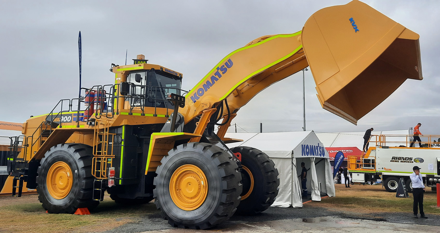 Recruiting internationally for Komatsu trained heavy equipment mechanics for Australia since 2012 - Komatsu WA900 at the Mackay mining Expo 2022