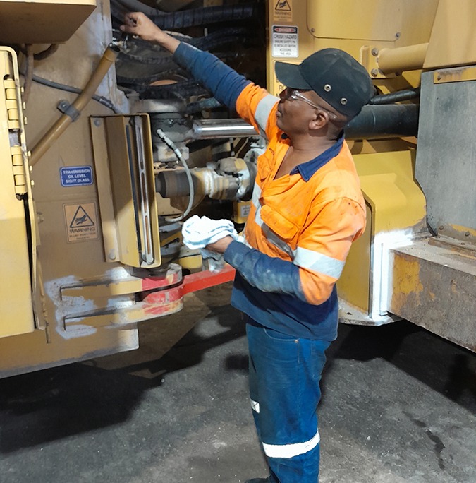 Skilled-Migration Group - The Workers Journey - Motshidisi at work in Australia maintaining Caterpillar Equipment